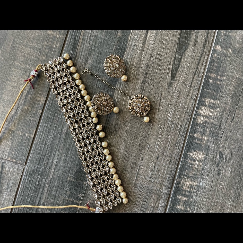 Choker set with earrings and tikka - Picture 6 of 6